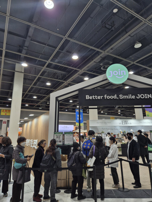 ▲21일 오전 서울 서초구 양재동 aT센터에서 진행 중인 에그테크코리아 2025 박람회 '조인' 부스 앞에 관람객들이 줄을 서있다. (이난희 @nancho0907)