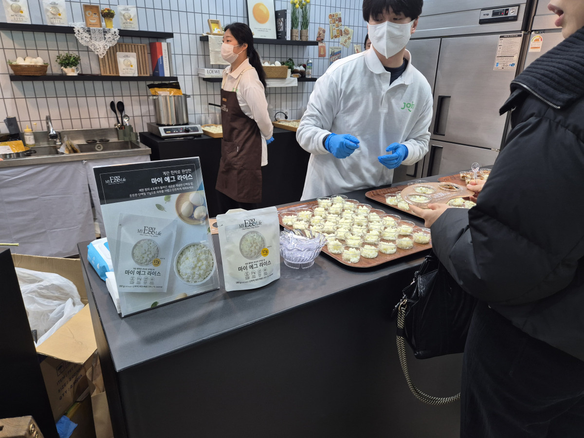 ▲21일 오전 서울 서초구 양재동 aT센터에서 진행 중인 에그테크코리아 2025 박람회 '조인' 부스. 관람객들이 '마이에그라이프(My Egg Life)'를 보고 있다.  (이난희 @nancho0907)
