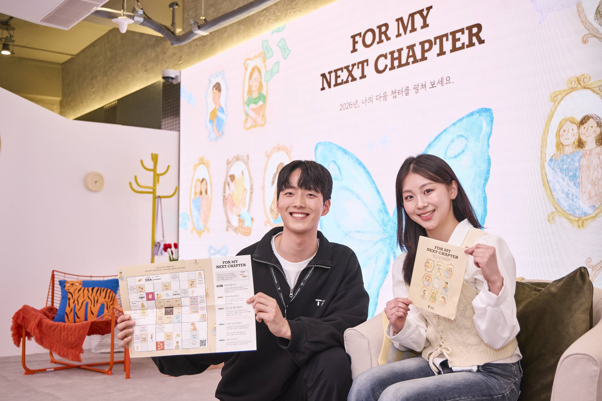 ▲SK텔레콤 모델들이 T 팩토리 성수에서 신규 전시 ‘포 마이 넥스트 챕터’를 소개하고 있다. (사진제공=SKT)