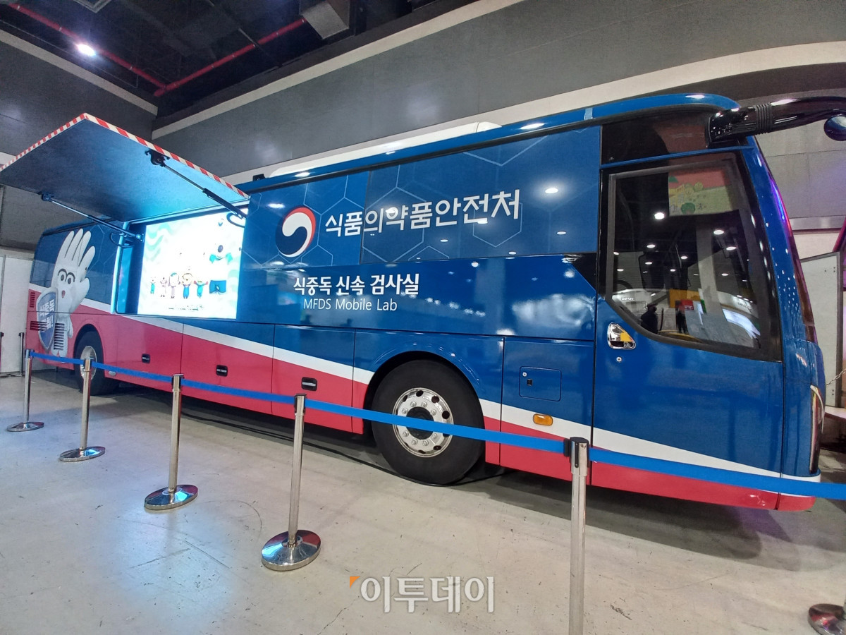 ▲19일부터 21일까지 서울 서초구 양재aT센터에서 열린 ‘에크테크코리아 2025’ 박람회 행사장 내부에 식품의약품안전처의 식중독 신속검사 차량이 자리해 있다. (한성주 기자 hsj@)