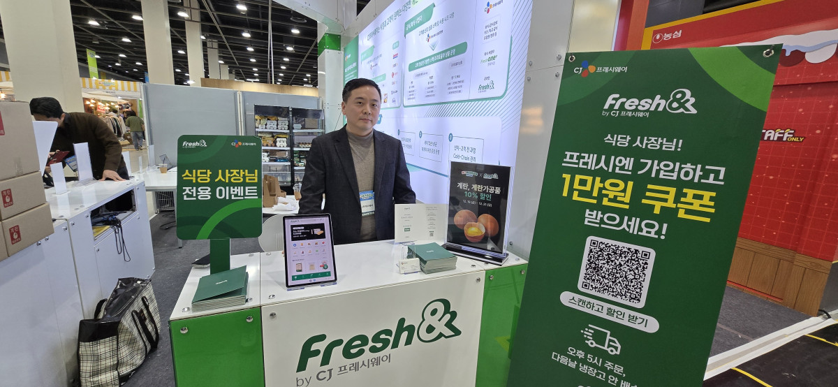 ▲CJ프레시웨이가 21일 서울 양재 aT센터에서 개최된 '에그테크코리아 2025'에서 외식업자 전용 온라인몰 '프레시엔(Fresh&)'을 홍보하고 있다.  (배근미 기자 athena3507@)
