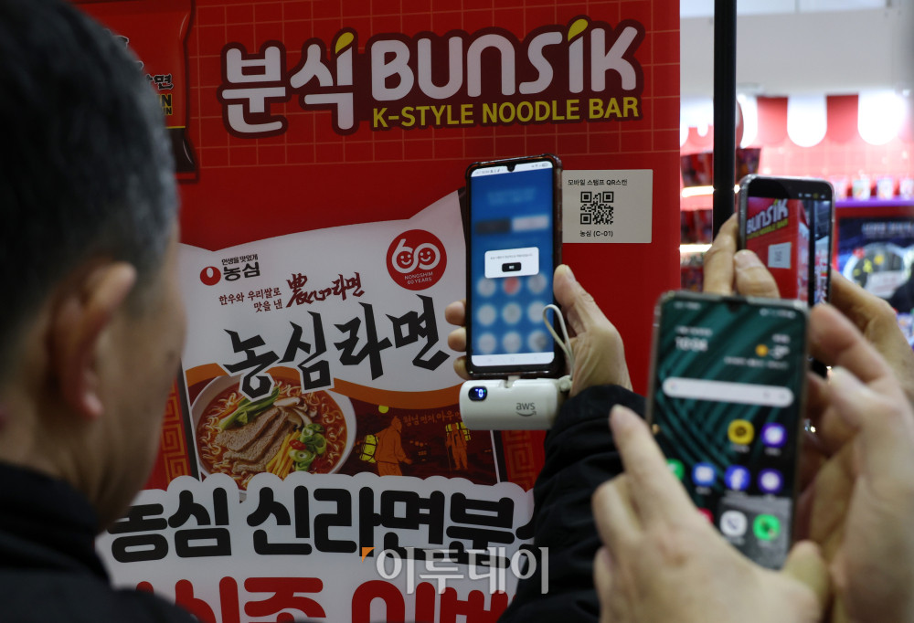 ▲21일 서울 서초구 aT센터에서 열린 '에그테크코리아 2025(EggTech Korea 2025)'에서 관람객들이 '농심' 부스에서 이벤트에 참여하고 있다. 고이란 기자 photoeran@