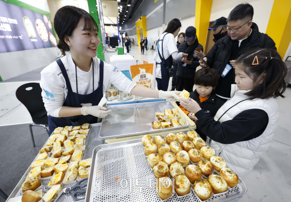 ▲21일 서울 서초구 aT센터에서 열린 '에그테크코리아 2025(EggTech Korea 2025)'에서 어린이 관람객들이 대한제분 부스에서 계란빵 시식을 하고 있다. 고이란 기자 photoeran@