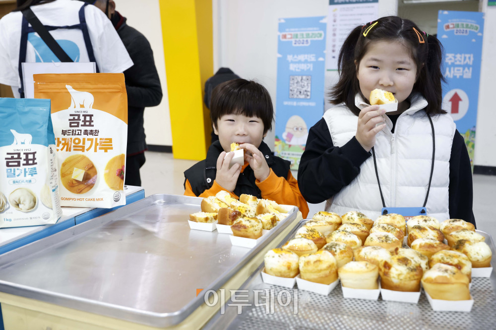 ▲21일 서울 서초구 aT센터에서 열린 '에그테크코리아 2025(EggTech Korea 2025)'에서 어린이 관람객들이 대한제분 부스에서 계란빵 시식을 하고 있다. 고이란 기자 photoeran@