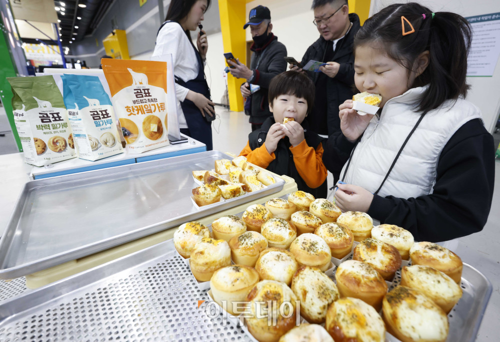 ▲21일 서울 서초구 aT센터에서 열린 '에그테크코리아 2025(EggTech Korea 2025)'에서 어린이 관람객들이 대한제분 부스에서 계란빵 시식을 하고 있다. 고이란 기자 photoeran@