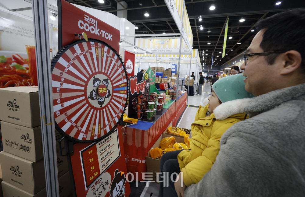 ▲21일 서울 서초구 aT센터에서 열린 '에그테크코리아 2025(EggTech Korea 2025)'에서 관람객들이 추억의 국민학교 떡볶이에서 돌림판 이벤트를 하고 있다. 고이란 기자 photoeran@