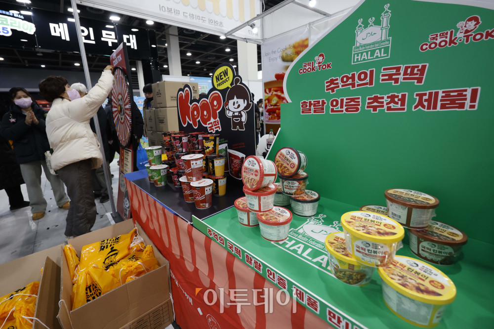 ▲21일 서울 서초구 aT센터에서 열린 '에그테크코리아 2025(EggTech Korea 2025)'에서 관람객들이 '추억의 국민학교 떡볶이' 부스의 돌림판 이벤트를 하고 있다. 고이란 기자 photoeran@