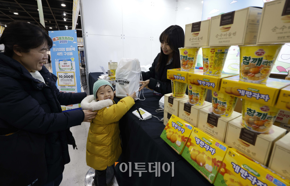 ▲21일 서울 서초구 aT센터에서 열린 '에그테크코리아 2025(EggTech Korea 2025)'에서 관람객들이 이벤트 부스에서 대전 대표 베이커리 ‘성심당’의 순수 마들렌을 비롯한 사은품을 받고 있다. 고이란 기자 photoeran@