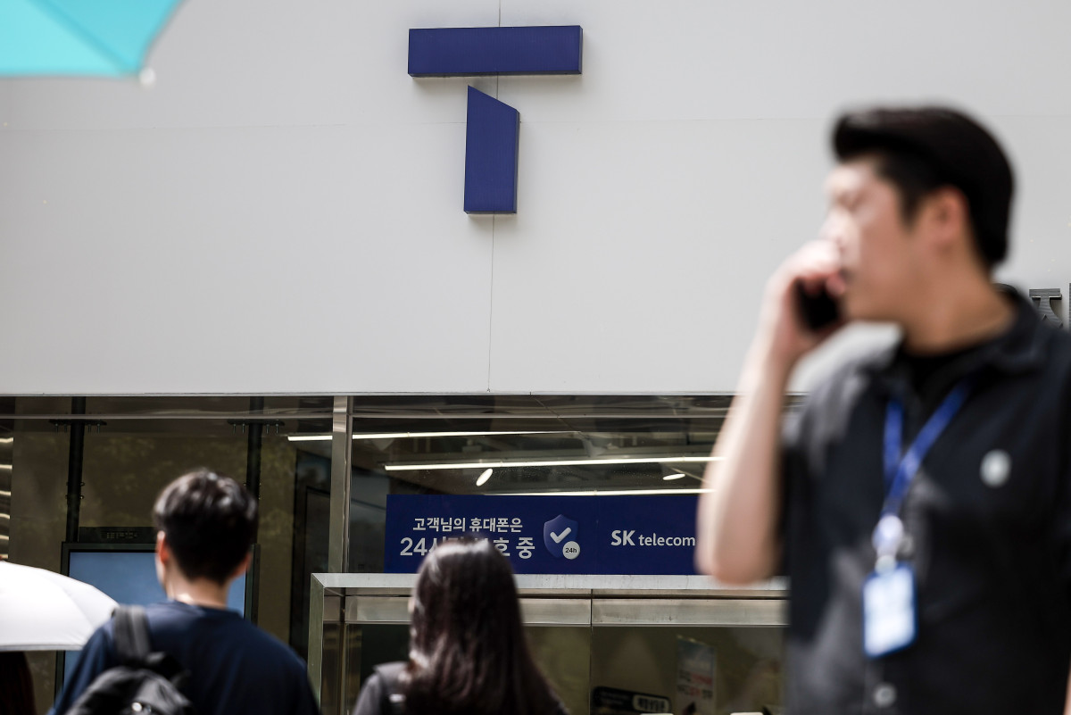 ▲8월 27일 서울시내에 위치한 SKT매장 앞에서 시민들이 이동하고 있다. (뉴시스)