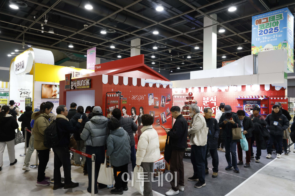 ▲21일 서울 서초구 aT센터에서 열린 '에그테크코리아 2025(EggTech Korea 2025)'에서 관람객들이 농심 부스에서 라면시식을 기다리기 위해 길게 줄을 서고 있다. 고이란 기자 photoeran@ (이투데이DB)