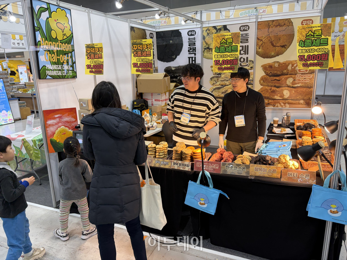 ▲ 21일 '에그테크2025' 박람회장 누리쿠키 부스에 방문객들이 시식을 하고 있는 모습. (사진 = 송석주 기자 ssp@)