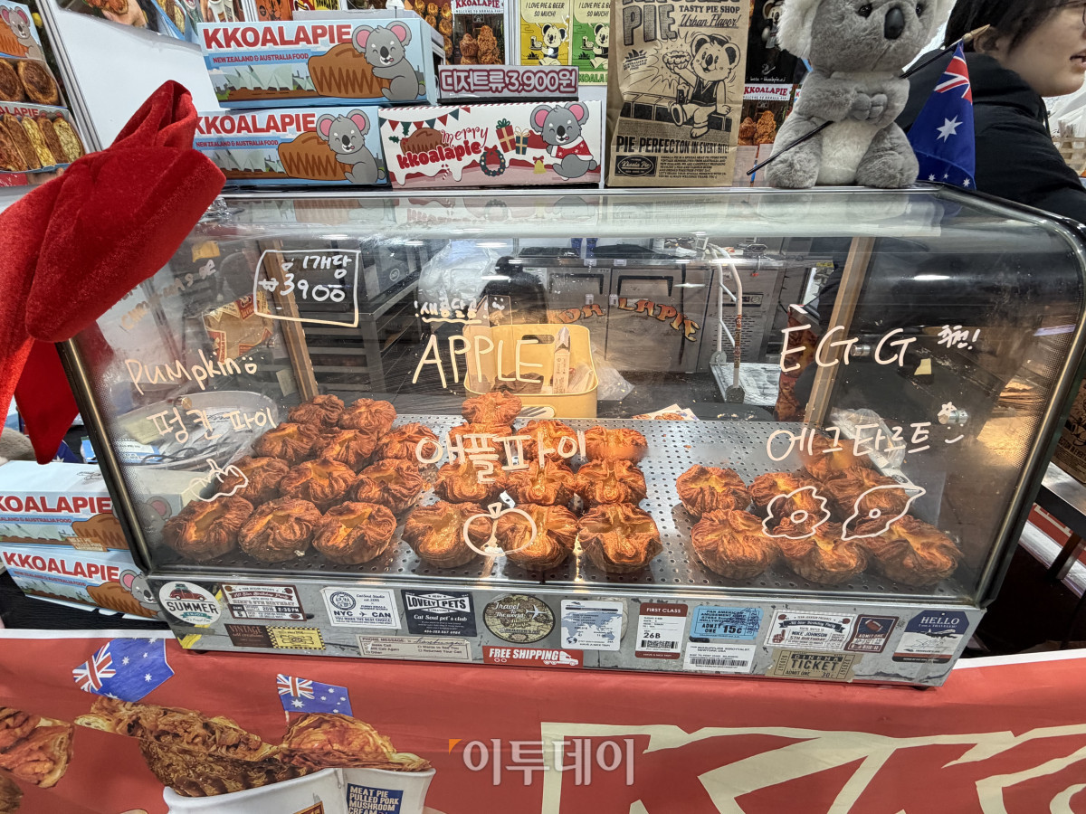 ▲ 21일 '에그테크2025' 박람회장 꼬알라파이 부스에 마련된 펑킨 파이, 애플 파이, 에그 타르트 등 대표 메뉴 사진. (사진 = 송석주 기자 ssp@)