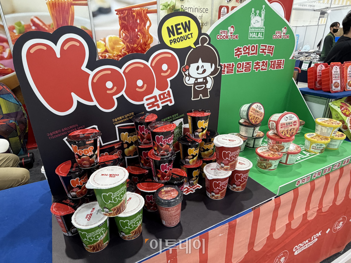 ▲ 21일 '에그테크2025' 박람회장에 마련된 이엔크리에이티브 부스에서 전시한 'KPOP 국떡'. (사진 = 송석주 기자 ssp@)