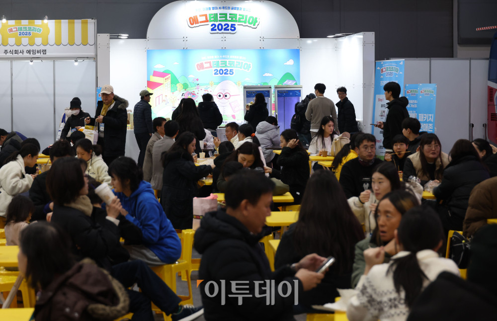 ▲21일 서울 서초구 aT센터에서 열린 '에그테크코리아 2025(EggTech Korea 2025)'에서 행사장이 관람객들로 북적이고 있다. 고이란 기자 photoeran@