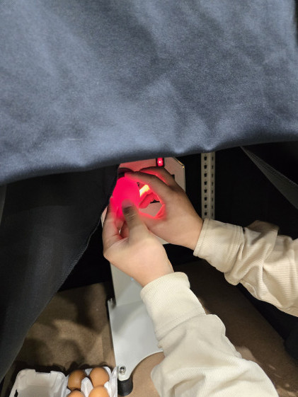 ▲20일 오전 서울 서초구 양재 aT센터에서 열린 '에그테크 코리아 2025' 축산물품질평가원 부스에서 관계자가 계란의 품질을 확인하기 위해 투광판정을 진행하고 있다. (사진=정성욱 기자)