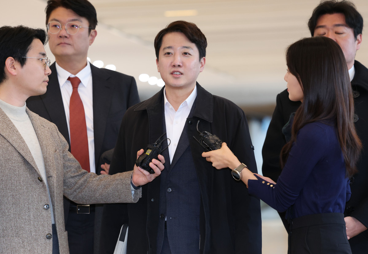 ▲ 이준석 개혁신당 대표가 21일 윤석열 전 대통령의 공천개입 의혹과 관련한 조사를 받기 위해 서울 종로구  KT 광화문빌딩 웨스트에 마련된 민중기 특별검사팀에 피의자 신분으로 출석하며 취재진의 질문에 답하고 있다. (연합뉴스)