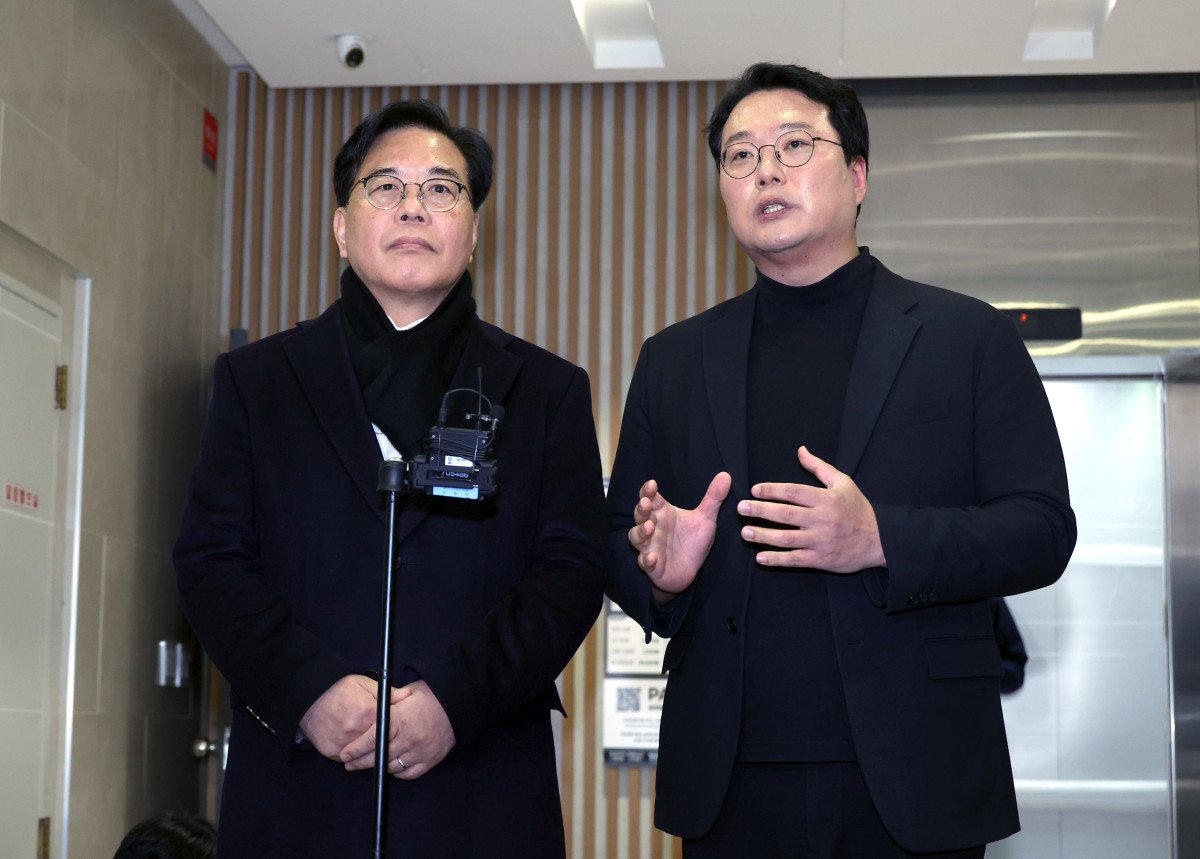 ▲송언석 국민의힘 원내대표와 천하람 개혁신당 원내대표가 21일 서울 여의도 한 식당에서 '통일교 특검법 발의' 관련 비공개 회동을 마친 뒤 기자회견을 하고 있다. 2025.12.21.  (뉴시스)