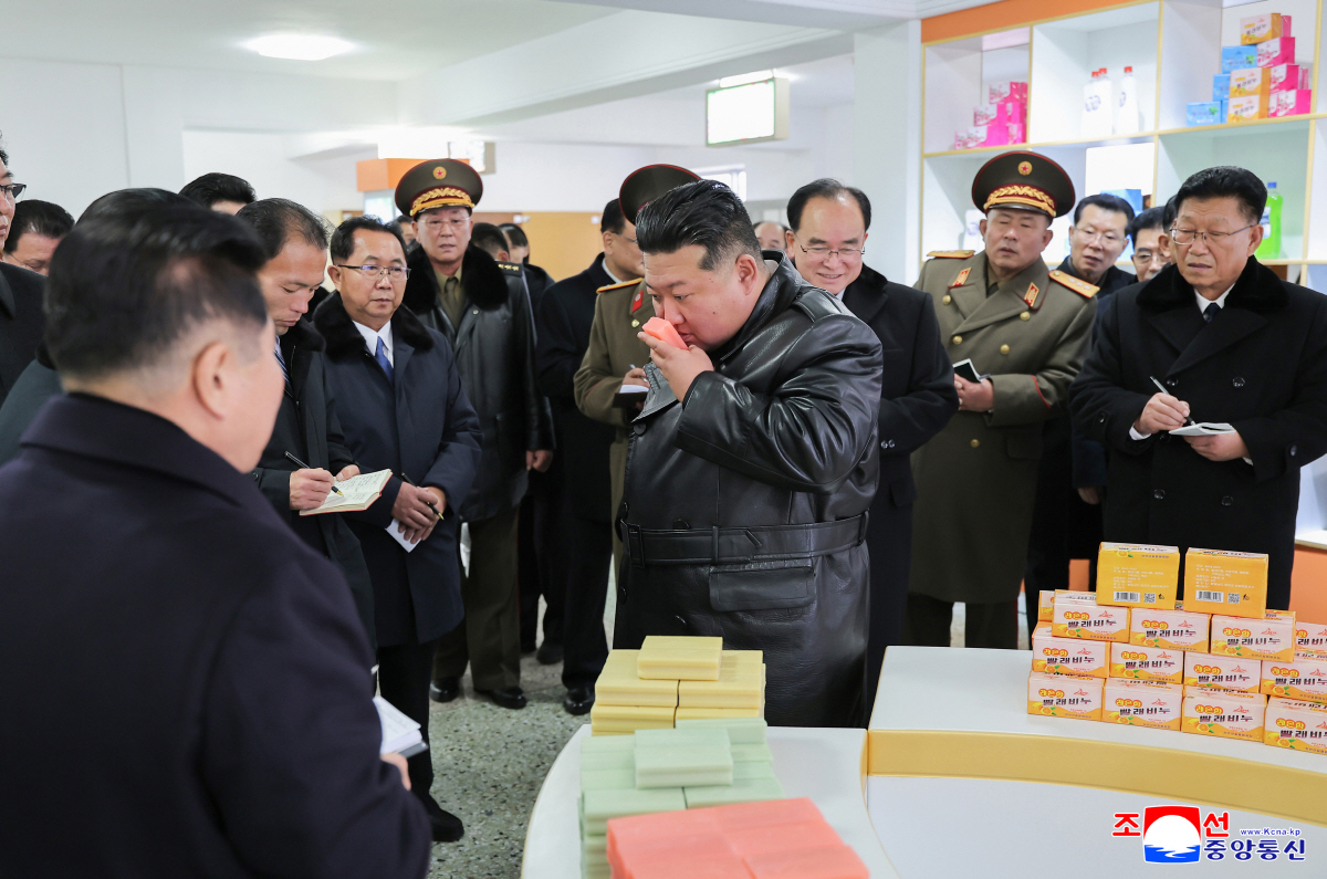 ▲김정은 북한 국무위원장이 18일 진행된 황해남도 장연군 지방공업공장 준공식에 참석해 준공 테이프를 끊고 공장 내부 시설을 둘러보고 있다. (연합뉴스)