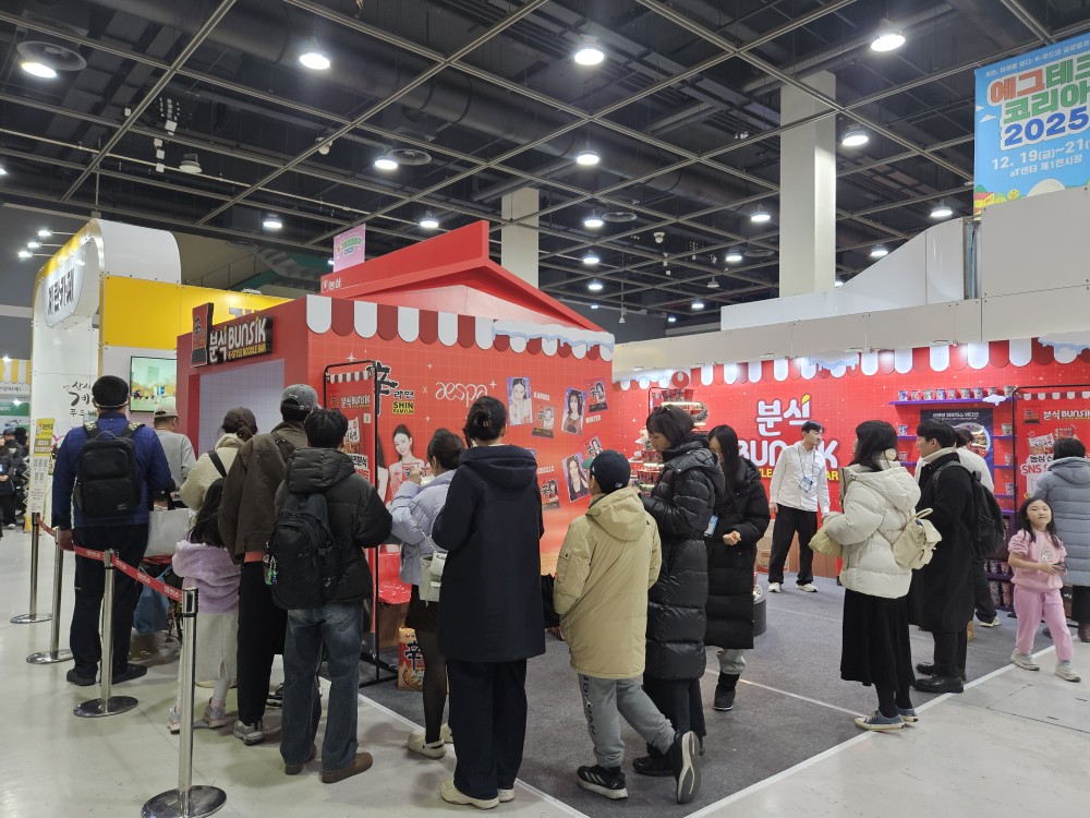▲21일 오후 서울 서초구 양재동 aT센터 제1전시장에서 열린 ‘2025에그테크코리아’ 농심 부스 앞에 라면시식에 참여하려는 방문객들이 줄지어 서있다. (문현호 기자 m2h@)