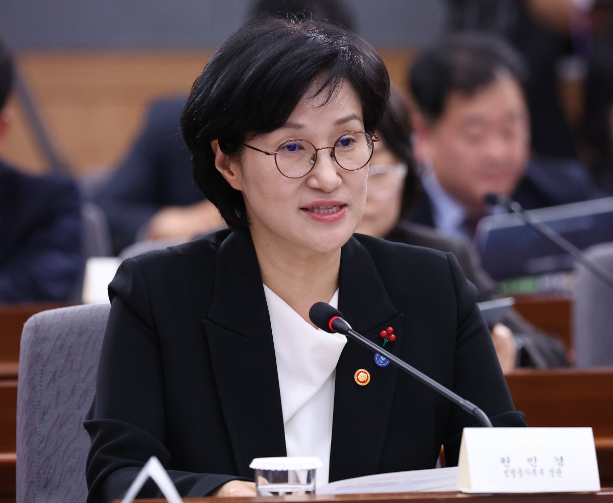 ▲원민경 성평등가족부 장관이 19일 정부서울청사 별관에서 이재명 대통령에게 업무보고를 하고 있다. (연합뉴스)