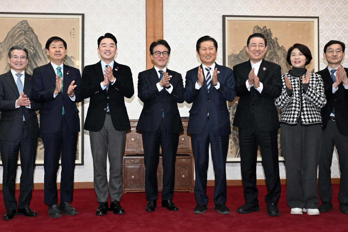 ▲김민석 국무총리, 정청래 더불어민주당 대표, 강훈식 대통령실 비서실장이 21일 서울 종로구 국무총리공관에서 열린 제5차 고위당정협의회에 앞서 참석자들과 기념 촬영을 하고 있다.  (공동취재) 2025.12.21.  (뉴시스)