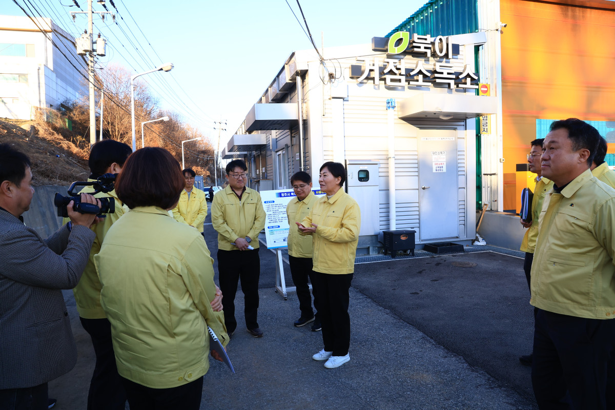▲송미령 농림축산식품부 장관이 21일 충북도 및 청주시 고병원성 조류인플루엔자(AI) 방역현장을 점검하고 있다. (사진제공=농림축산식품부)