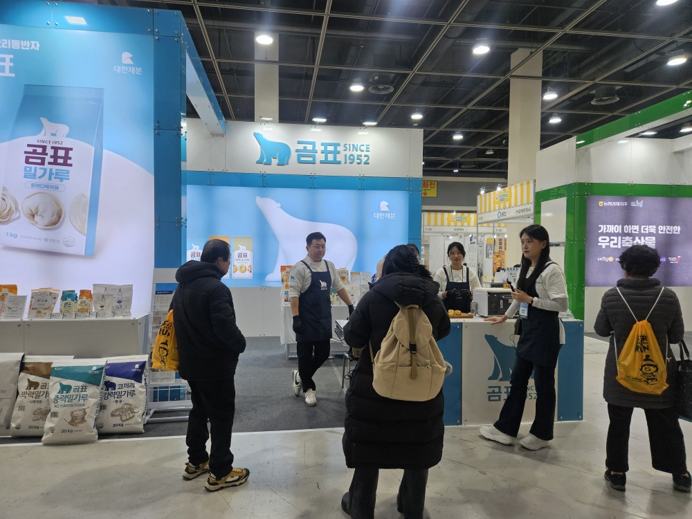 ▲대한제분 곰표 부스에 방문객들이 시식행사에 참여하고 있다. (문현호 기자 m2h@)