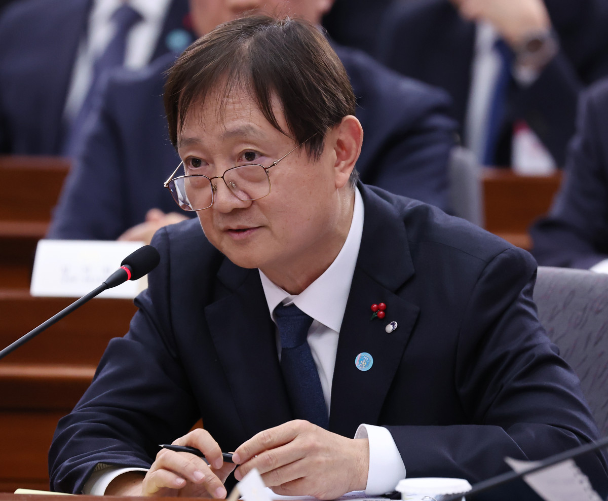 ▲이찬진 금융감독원장이 19일 정부서울청사 별관에서 열린 금융위원회·공정거래위원회 업무보고에서 이재명 대통령 질문에 답하고 있다.  (사진제공=연합뉴스)