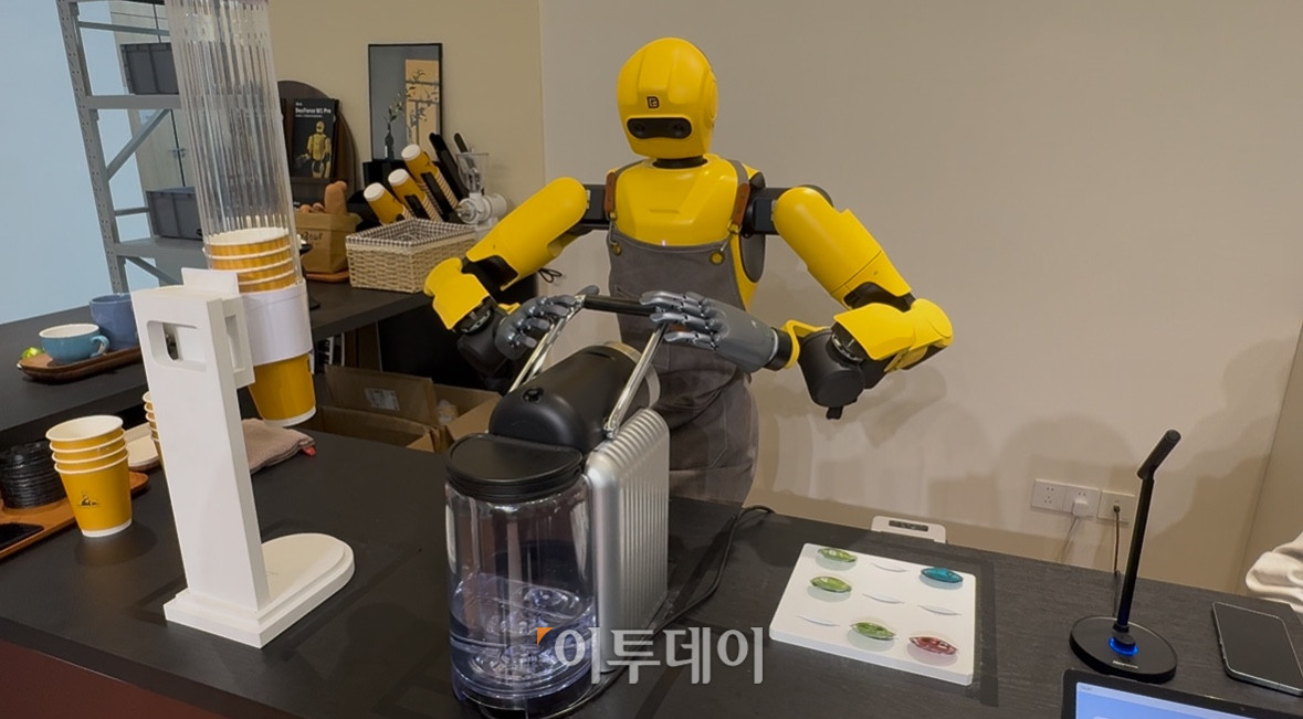 ▲지난해 12월 12일 방문한 중국 선전의 DEXFORCE 본사 2층에서 휴머노이드 로봇이 커피를 제조하고 있다. (선전(중국)=임유진 기자 newjean@)