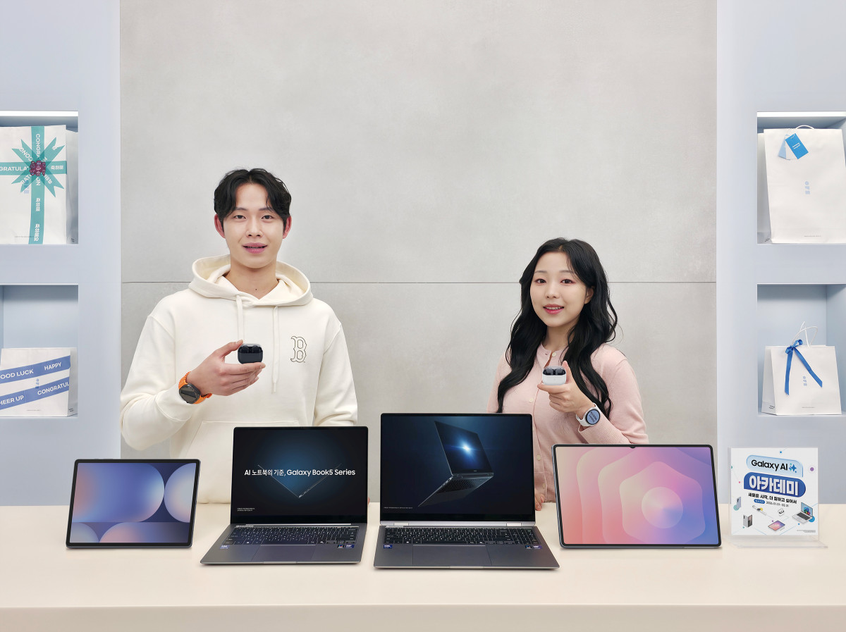 ▲삼성전자 모델이 졸업 ∙ 입학 시즌을 맞아 다채로운 혜택을 제공하는 '2026 갤럭시 아카데미'를 소개하는 모습 (자료제공=삼성전자)