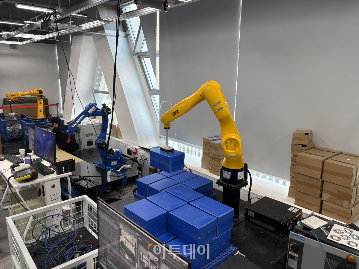 ▲지난해 12월 12일 방문한 중국 선전의 DEXFORCE 본사 14층에서 로봇이 피킹업무를 하고 있다. (선전(중국)=임유진 기자 newjean@)