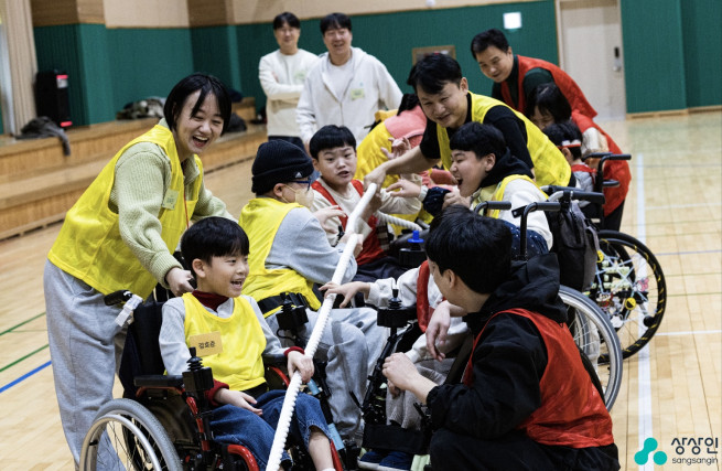 ▲이달 20일 성남 분당구 야탑유스센터에서 열린 '휠체어 운동 페스티벌'에서 참여 아동·청소년이 줄다리기 프로그램을 진행하고 있다. (제공=상상인)