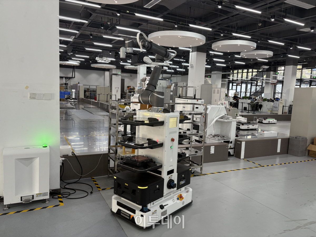 ▲지난해 12월 12일 방문한 중국 선전의 YOUIBOT AI 연구소에서 로봇이 반도체 공정에 투입되기 위한 자체 연구를 하고 있다. (선전(중국)=임유진 기자 newjean@)