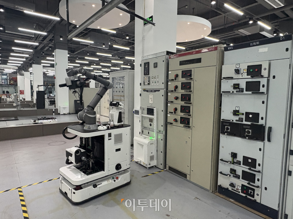 ▲지난해 12월 12일 방문한 중국 선전의 YOUIBOT AI 연구소에서 로봇이 에너지 발전소에서 감시를 하기 위한 자체 연구를 하고 있다. (선전(중국)=임유진 기자 newjean@)
