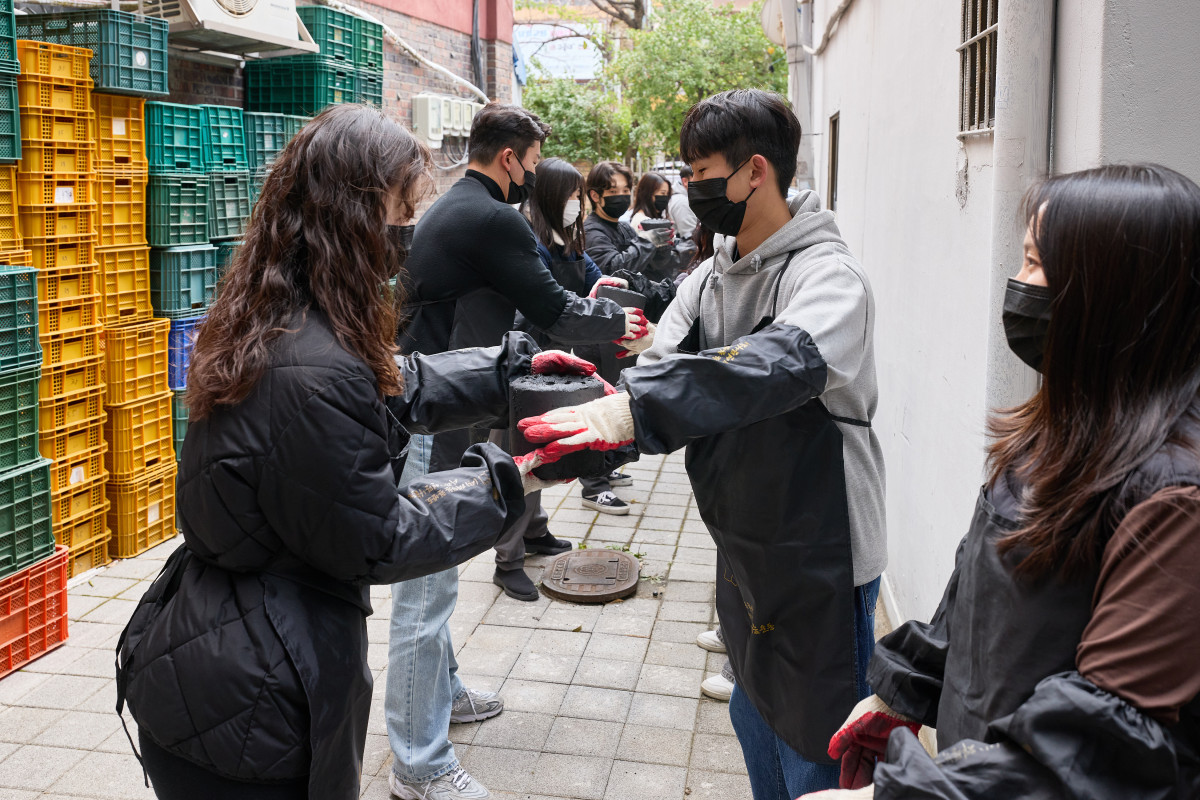 ▲넥센타이어 연탄 기부 및 전달 봉사 활동 (사진=넥센타이어)
