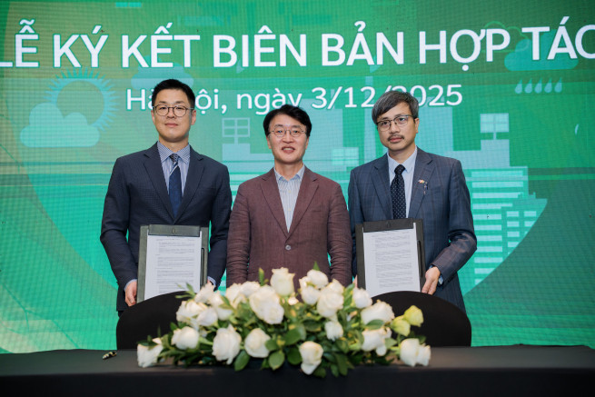 ▲함진기 글래스돔 대표, 안광현 스마트제조혁신추진단(KOSMO) 단장, 응우옌 꾸옥 동 FPT그룹 CDO가 3일 베트남 하노이 인터컨티넨탈 랜드마크72 호텔에서 탄소 데이터 기반 디지털 전환(DX) 사업 고도화를 위한 전략적 업무협약(MOU)을 체결하고 기념 촬영을 하고 있다. (사진제공=글래스돔)