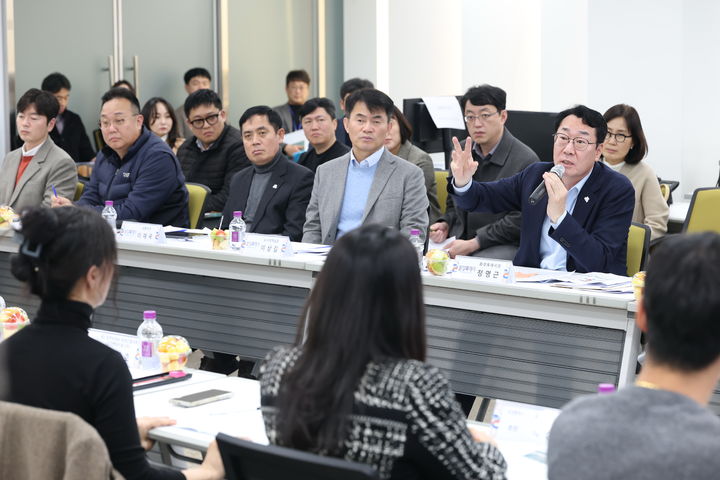 ▲정명근 화성특례시장이 동탄출장소에서 열린 소통간담회에서 한국토지주택공사(LH)의 동탄2신도시 광역비즈니스 콤플렉스 개발계획 변경과 관련해 대응 방안을 설명하고 있다. (화성특례시)