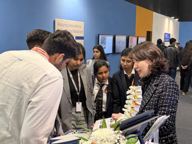 ▲WHO 전통의학 글로벌 서밋 자생한방병원 부스를 찾은 방문객들이 설명을 듣고 있다. (사진제공=자생한방병원)