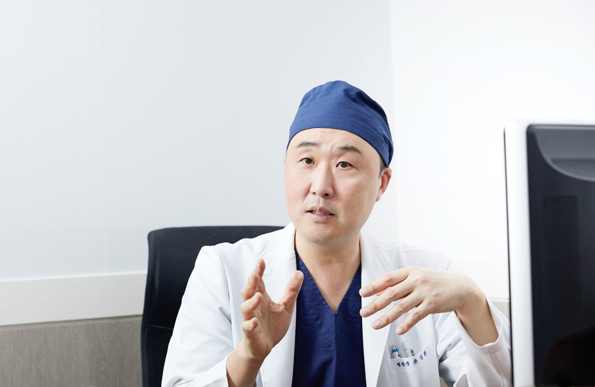 ▲윤성환 이춘택병원장이 냉각 고주파 열 치료술의 시술 대상과 원리에 대해 설명하며, 수술이 부담스러운 무릎 퇴행성관절염 환자에게 비수술 통증 치료 옵션으로 제시하고 있다. (이춘택병원)