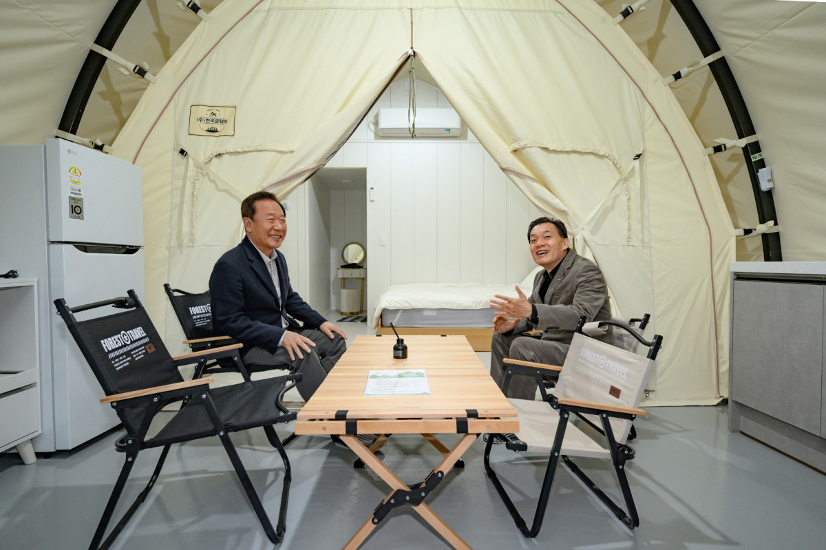 ▲청량산 수원캠핑장 개장식 직후 이재준 수원시장(오른쪽)과 박현국 봉화군수가 글램핑 시설 내부를 둘러보고 있다. (수원특례시)