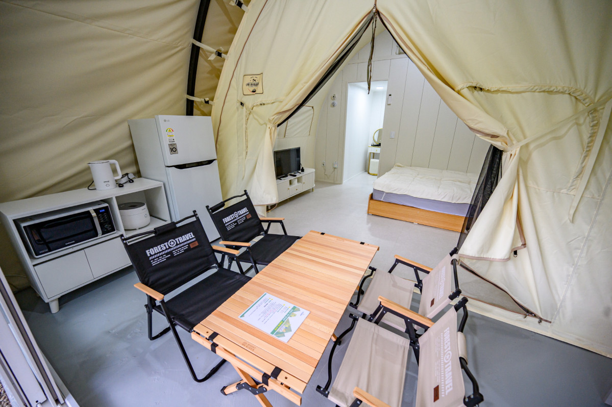 ▲데크야영장과 카라반·글램핑 시설을 갖춘 청량산 수원캠핑장. (수원특례시)