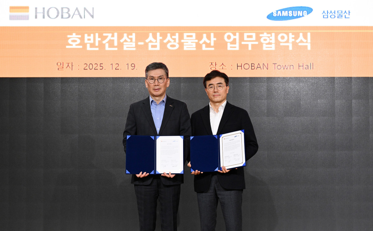 ▲문갑 호반건설 경영부문대표(왼쪽)와 이주용 삼성물산 부사장이 지난 19일 서울 서초구 호반파크(사옥)에서 스마트 커뮤니티 플랫폼 ‘호반온 by 홈닉’ 구축을 위한 업무협약을 체결한 후 기념촬영을 하고 있다. (호반건설)