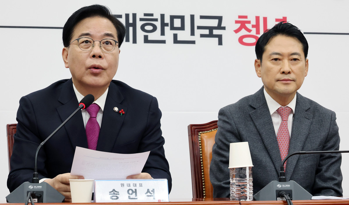▲송언석 국민의힘 원내대표(왼쪽)가 22일 국회에서 열린 최고위원회의에서 발언하고 있다. 오른쪽 장동혁 대표. (연합뉴스)