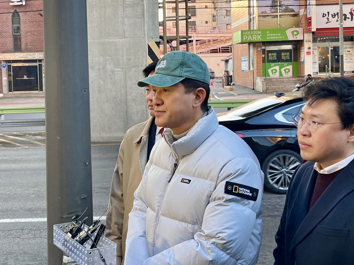 ▲오세훈 서울시장이 22일 오전 서울 성북구 북부간선도로 고가 인근 강북횡단 지하고속도로 사업 현장을 찾아 둘러본 뒤 브리핑을 진행하고 있다. (정유정 기자 @oiljung)