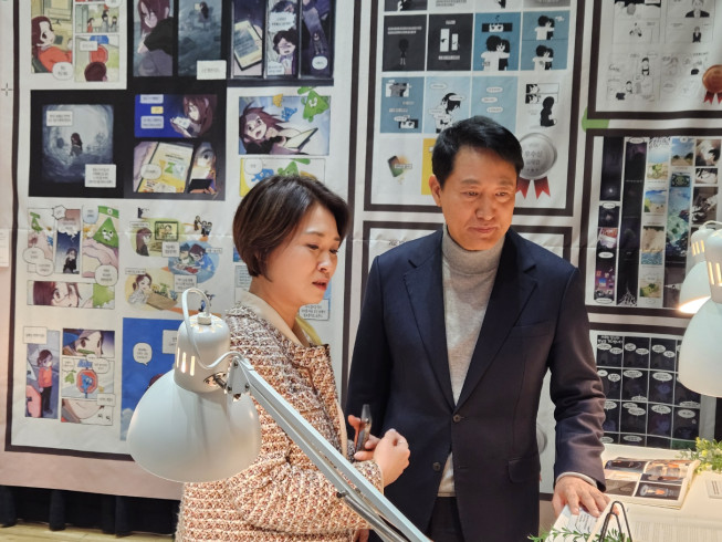 ▲오세훈(오른쪽) 서울시장이 22일 '서울시 고립·은둔 청년 지원사업 성과보고회'에 전시된 작품을 살펴보고 있다.  (사진=정용욱 기자 dragon@)