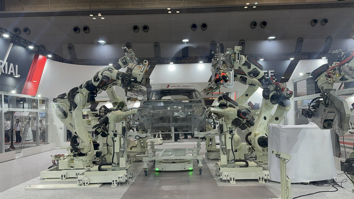 ▲지난해 12월 3~5일 일본 도쿄에서 열린 국제로봇전(iREX2025)에서 가와사키중공업이 자동차 생산라인에서 사용되는 로봇을 선보이고 있다. (도쿄(일본)=이수진 기자)