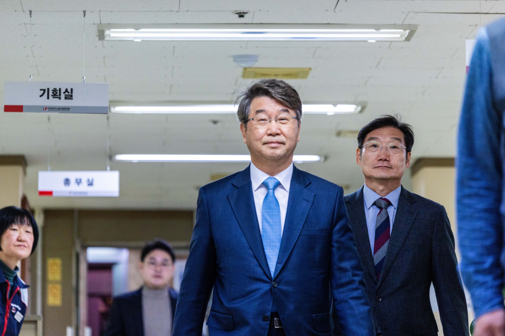 ▲김지형 경제사회노동위원회 위원장이 지난달 25일 서울 중구 전국민주노동조합총연맹을 찾아 양경수 민주노총 위원장과 회동하기 위해 위원장실로 들어서고 있다. 경사노위와 민주노총의 공식적인 만남은 민주노총이 1999년 2월 경사노위의 전신인 노사정위원회를 탈퇴한 뒤 26년 만이다. 신태현 기자 holjjak@ (이투데이DB)