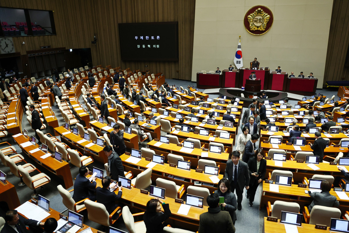 ▲더불어민주당 의원들이 22일 오전 서울 여의도 국회에서 열린 본회의에서 장동혁 국민의힘 대표의 12·3 윤석열 비상계엄 등에 대한 전담재판부 설치 및 제보자 보호 등에 관한 특별법에 대한 무제한토론(필리버스터)이 시작되자 회의장을 나가고 있다. 2025.12.22. (뉴시스)