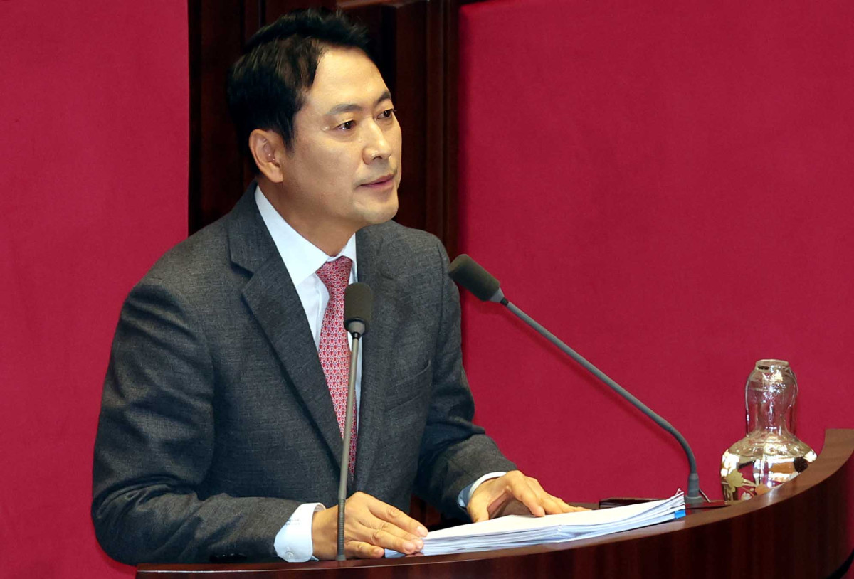 ▲장동혁 국민의힘 대표가 22일 서울 여의도 국회에서 열린 제430회국회(임시회) 제2차 본회의에서 '내란전담재판부설치 관련 법안'에 대한 무제한 반대토론을 하고 있다. 2025.12.22.  (뉴시스)