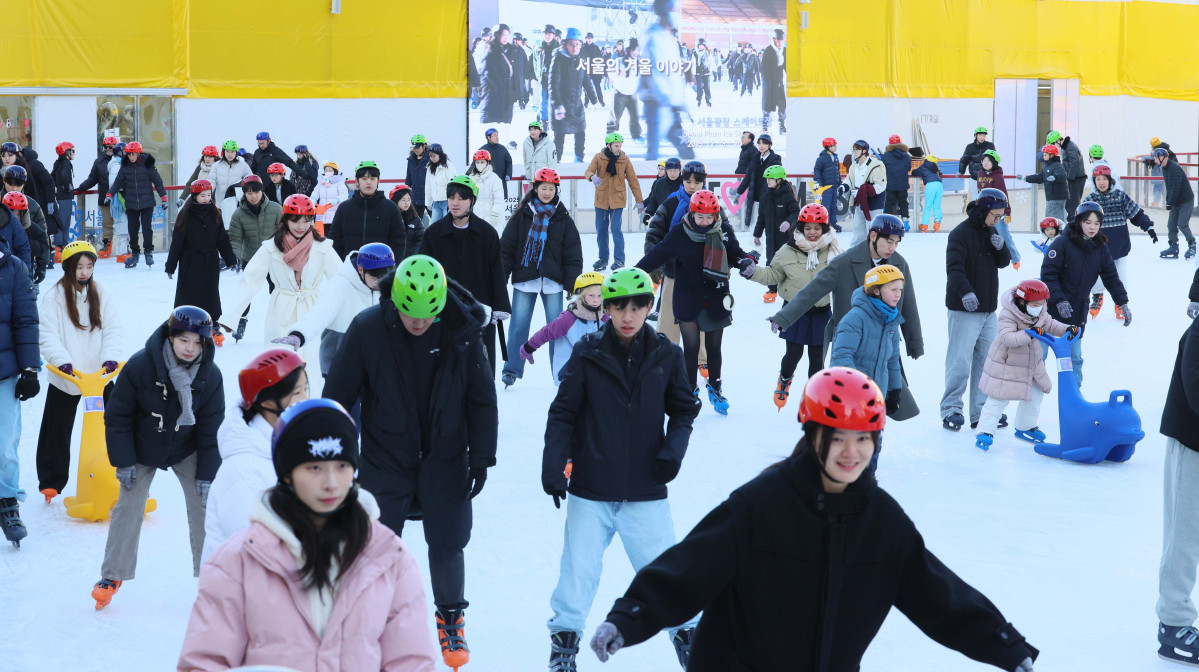 ▲일년 중 밤이 가장 길다는 동지(冬至)이자 전국이 영하권 기온을 보인 22일 서울광장 스케이트장에서 시민과 외국인 관광객들이 스케이트를 타며 겨울의 정취를 만끽하고 있다. 내년 2월 8일까지 운영되는 서울광장 스케이트장의 개장 시간은 오전 10시부터 오후 9시 30분까지이며, 토요일과 공휴일은 오전 10시부터 오후 11시까지다. 신태현 기자 holjjak@